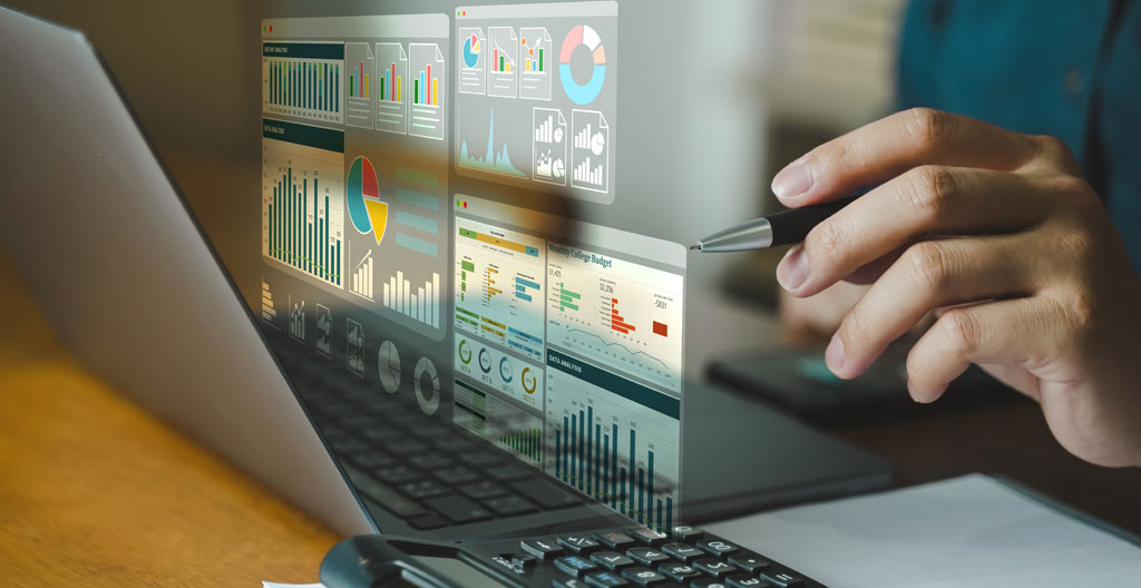 Écran professionnel affichant des tableaux de financement et graphiques pour analyse de crédit entreprise